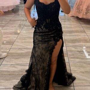 Elegant Black Lace Evening Dress with Side Thigh Slit